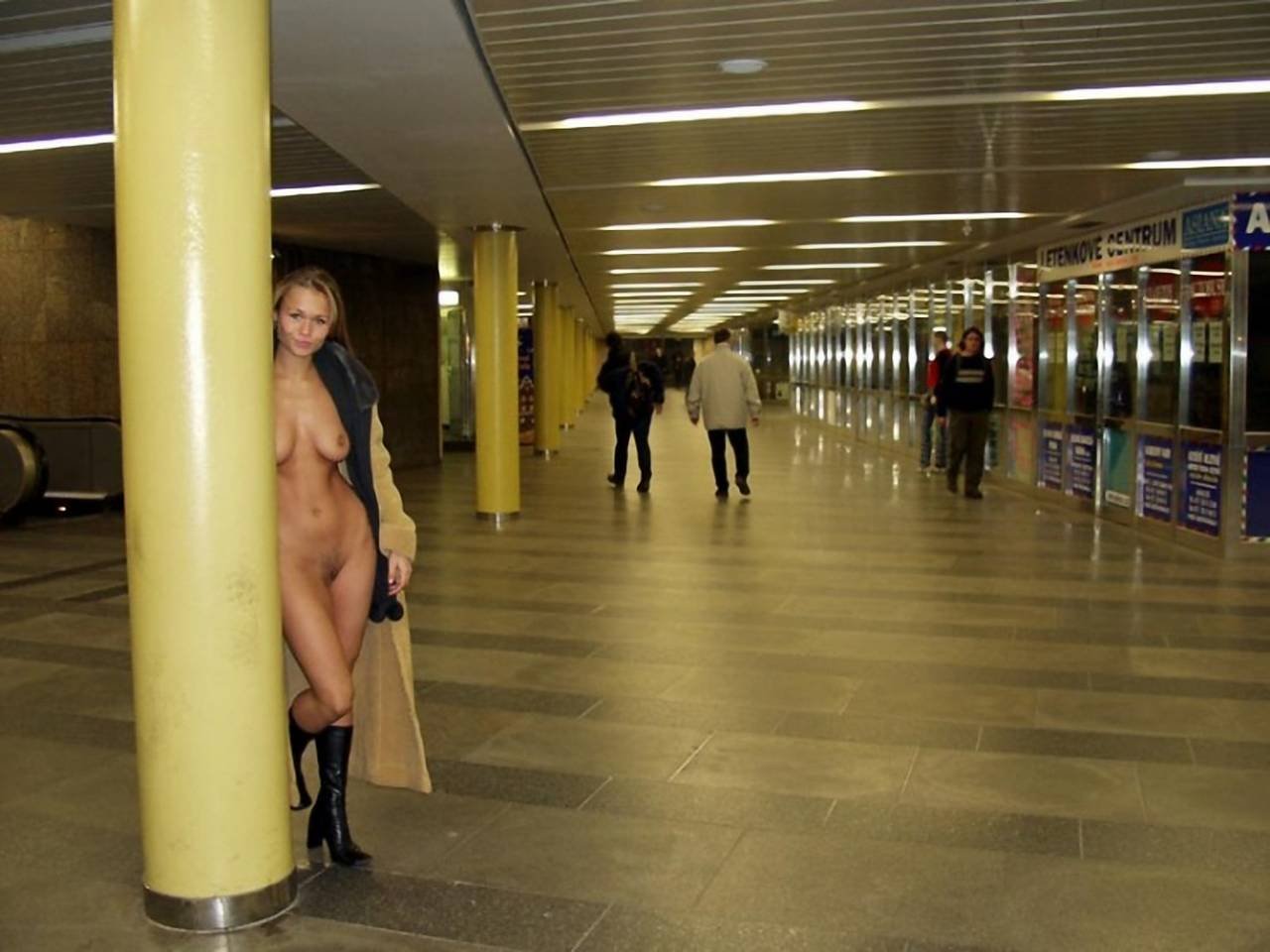 Голые девушки в метро 