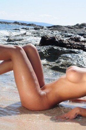 Отдых на пляже девушек голышом шд качестве (76 фото)