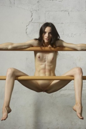 Порно голые гимнастки на бревне и брусьях (57 фото)