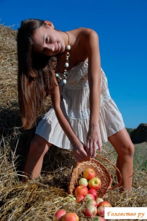 Обнаженная классная девочка рассыпала яблоки