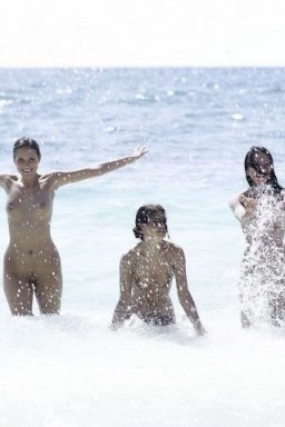 Эротические забавы голых девушек на море