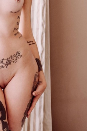 Голые женщины показывают татуировки (79 фото)