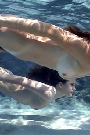 Голые девки ныряют в воду (73 фото)