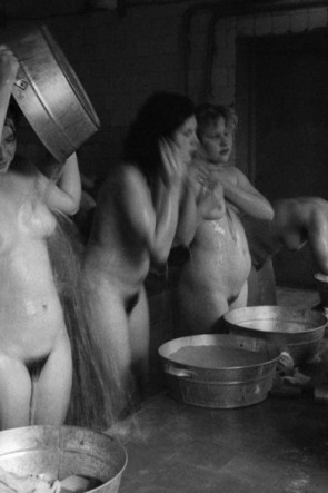 Голые женщины моются в общественной бане (82 фото)