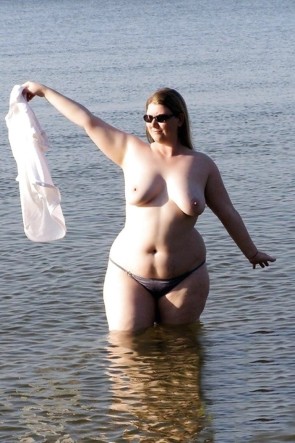 Голые толстушки на пляже в парео (66 фото)