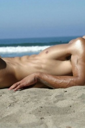 Красивые тела голых парней на пляже (71 фото)