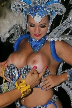 Порно с девушкой похожей на карнавал (78 фото)