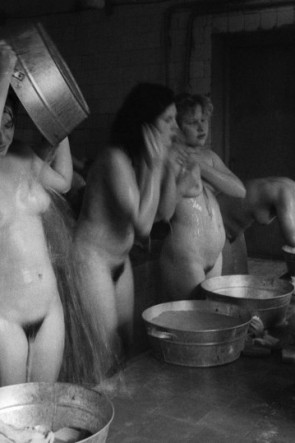 Голые в общественной женской бани (85 фото)