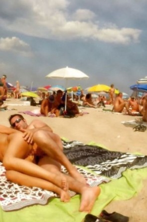 С нудистских пляжей европы эротика (81 фото)
