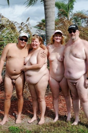 Толстенькие голые мужики и бабы на пляже (86 фото)