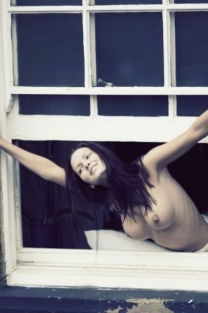 Голая девка в окне (82 фото)