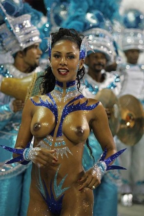 Голые телки на карнавале (61 фото)