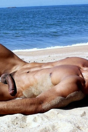 Голые парни на нудистском пляже (61 фото)