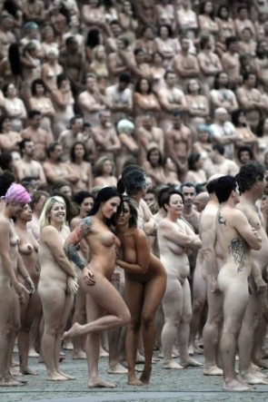 Девушка голая перед толпой людей (61 фото)