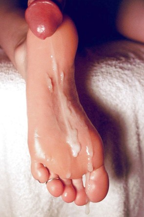 Красивые женские ножки босиком в сперме (60 фото)