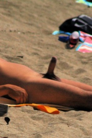 Приколы на нудиском пляже у мужика встал (59 фото)