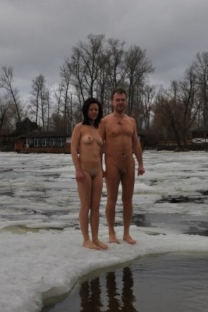 Русские парни купаются голыми (55 фото)