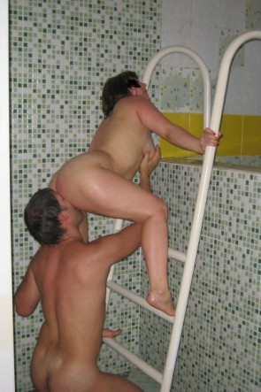 Парни подглядывают за голыми девками в бане (61 фото)