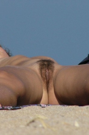 Волосатые женские лобки на пляже (61 фото)