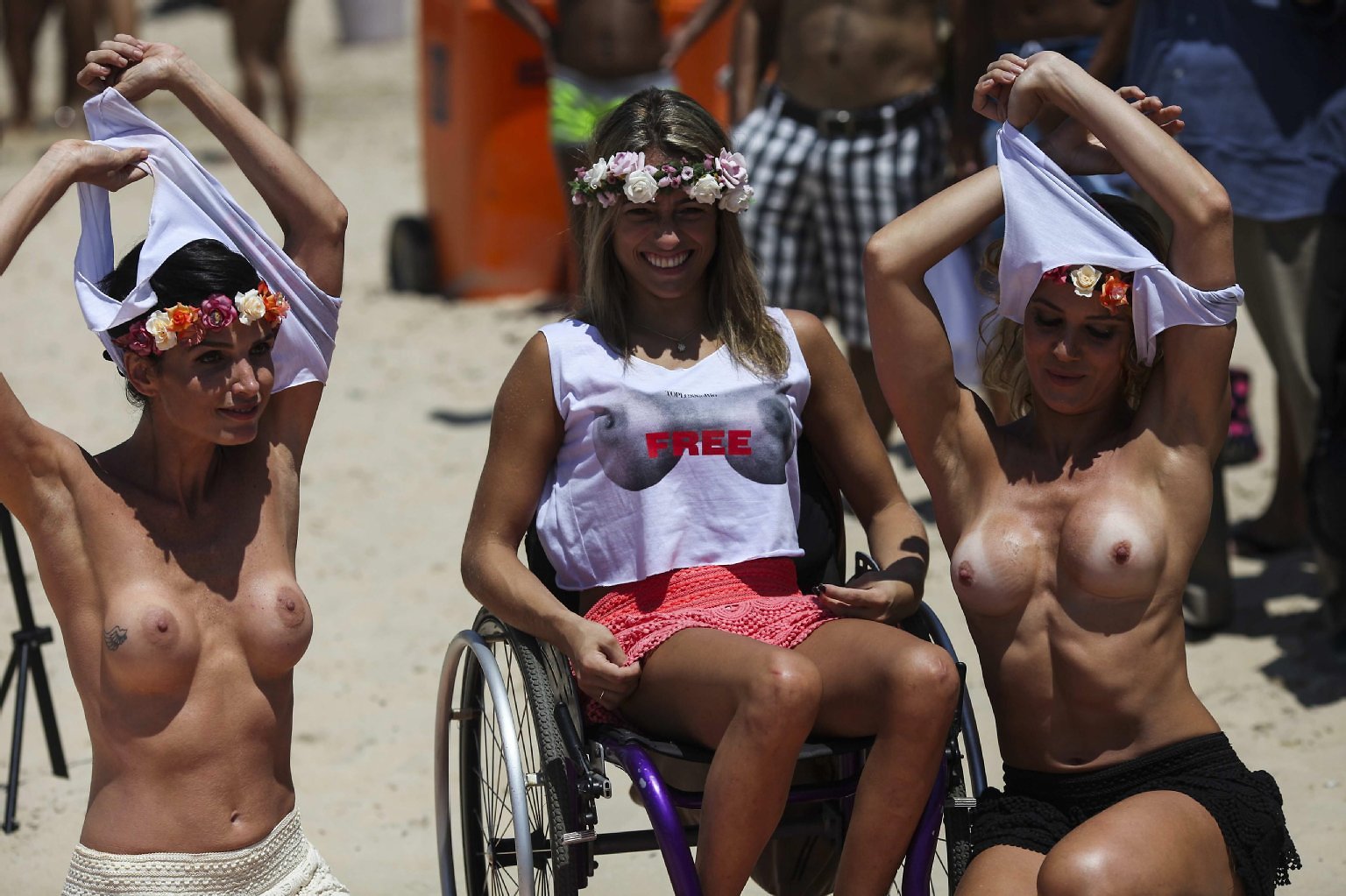 Две голые бразильянки на пляже репортаж (75 фото) .