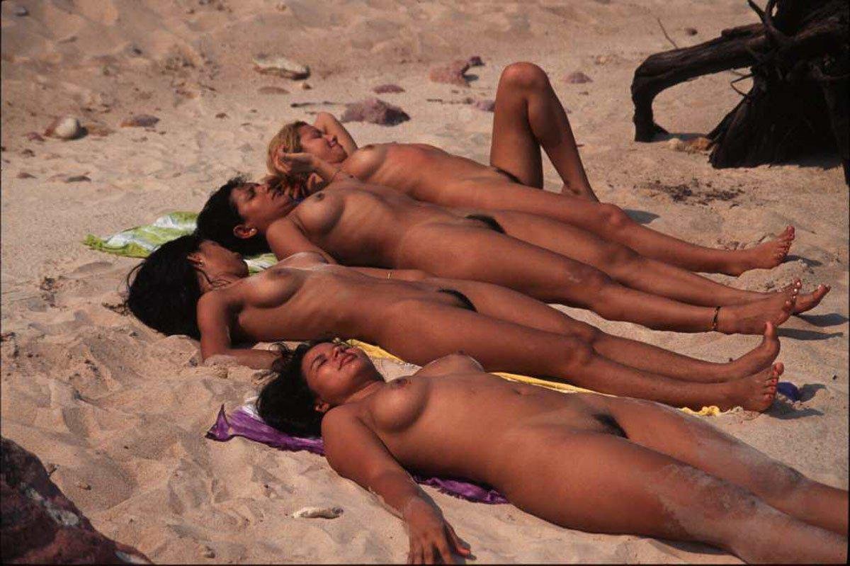 Две голые бразильянки на пляже репортаж (75 фото) .