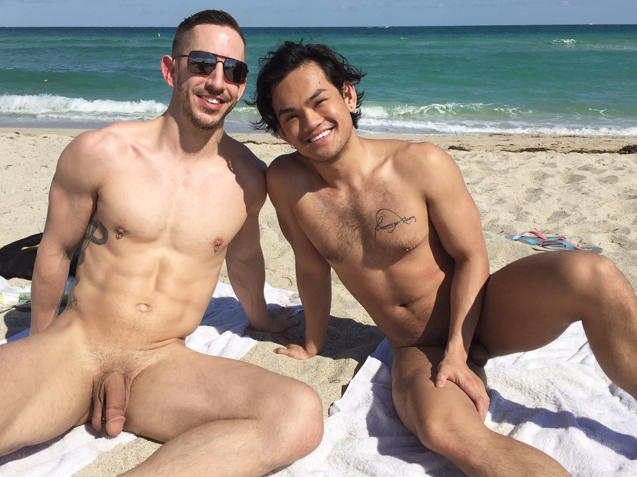 Голые парни на пляже порно (67 фото) .