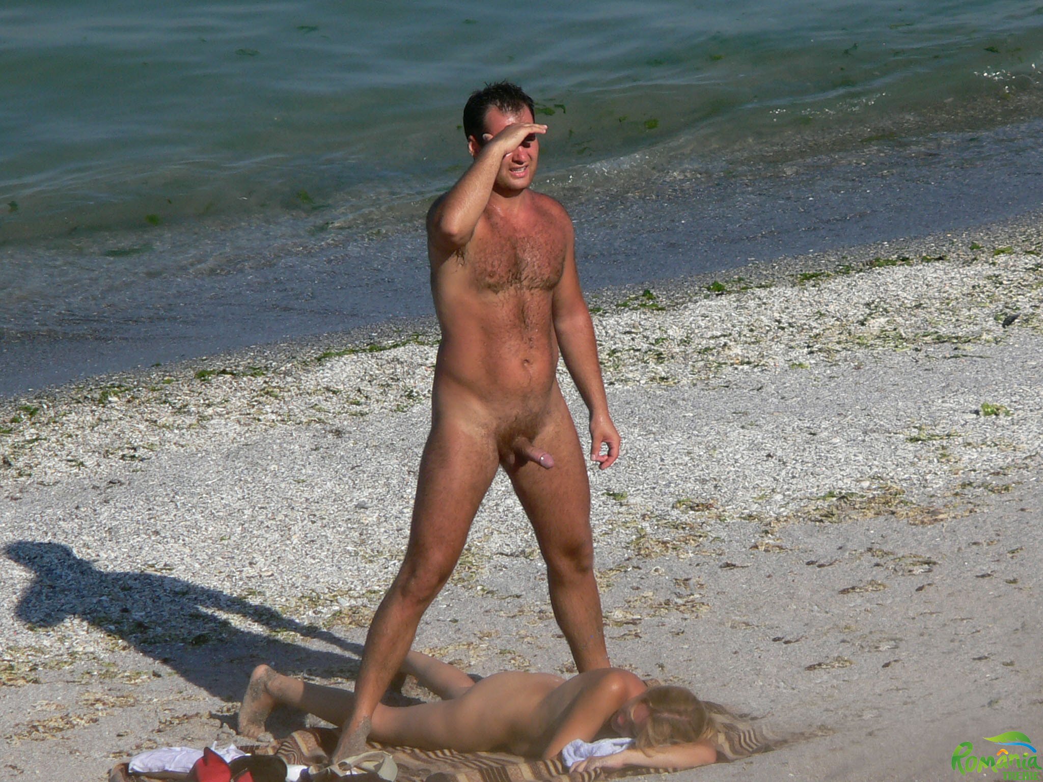 Мужик с огромным членом на пляже (60 фото)