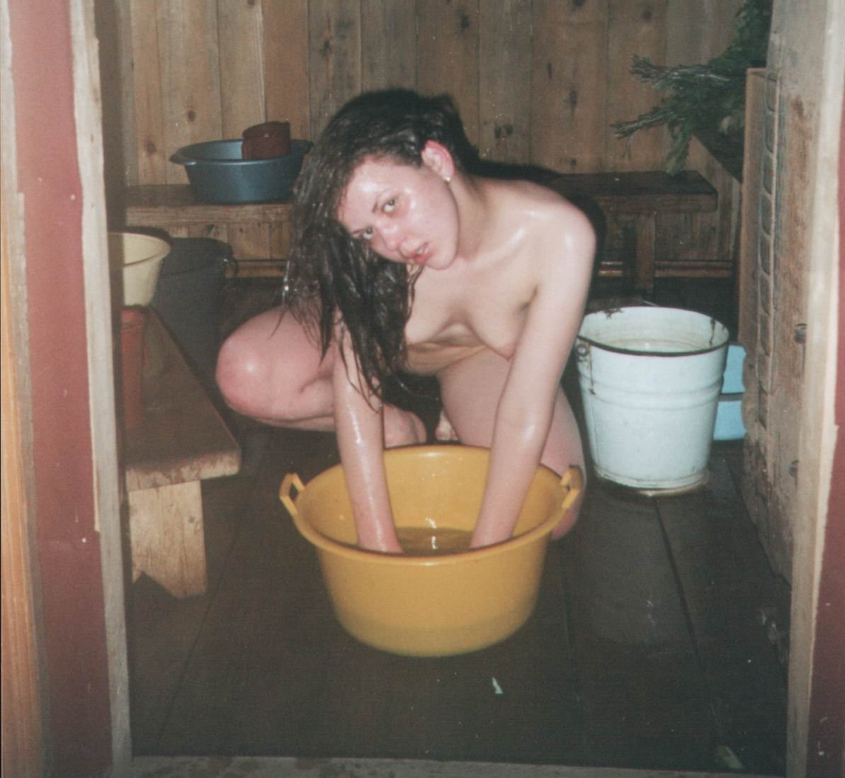 мы с сестрой моемся в бане голыми фото 88