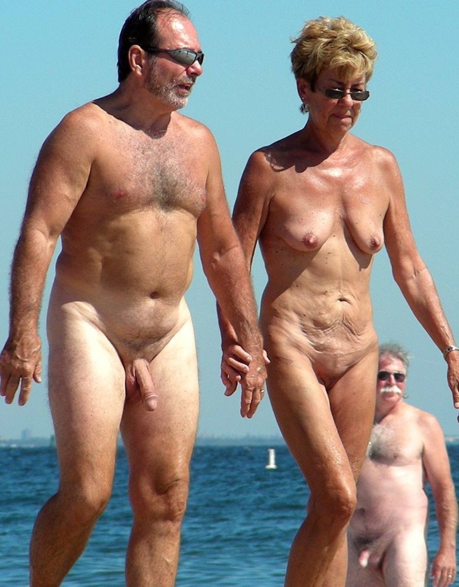 Секс зрелой пары на пляже фото