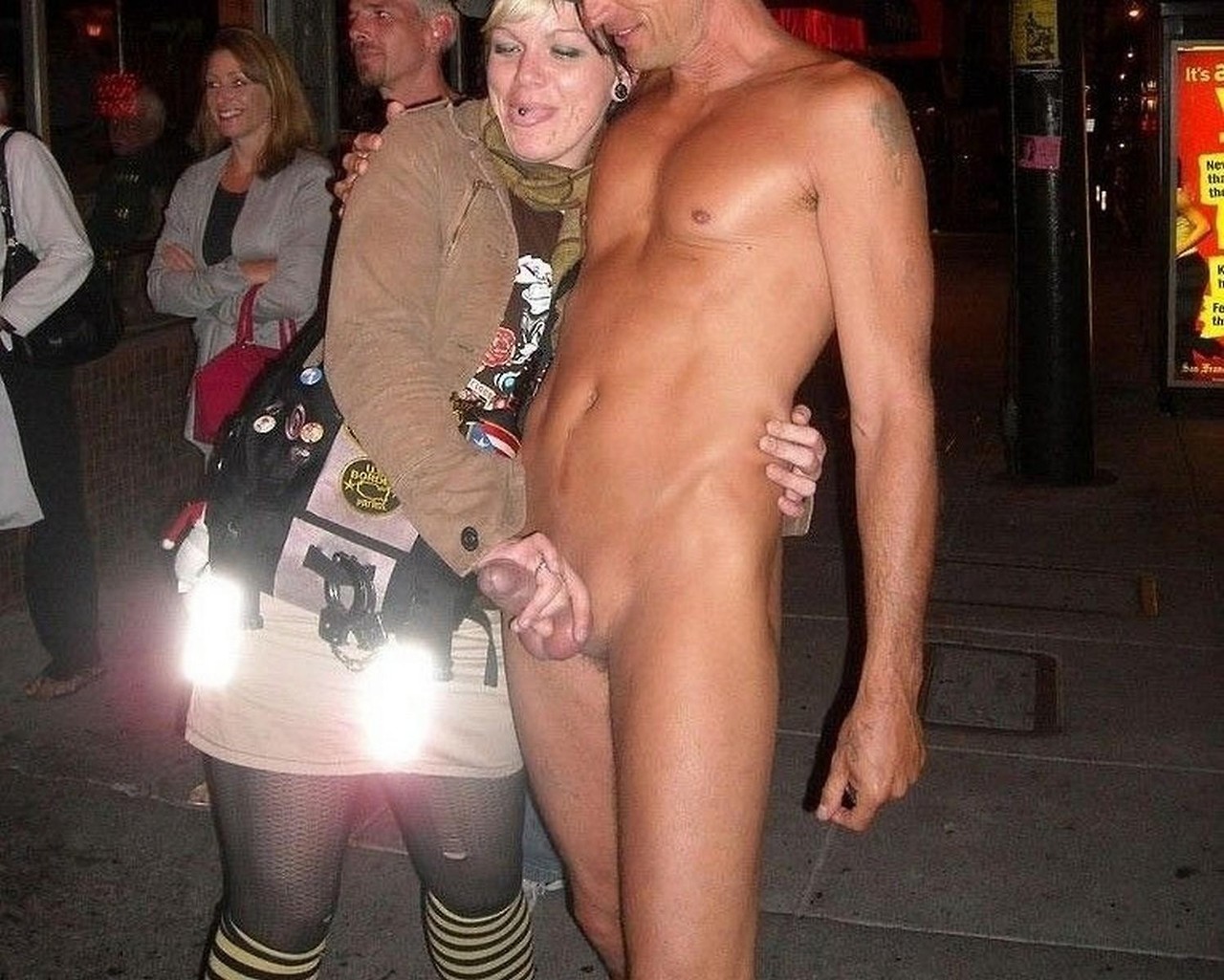 голый мужчина ходит голым перед женщинами фото 46