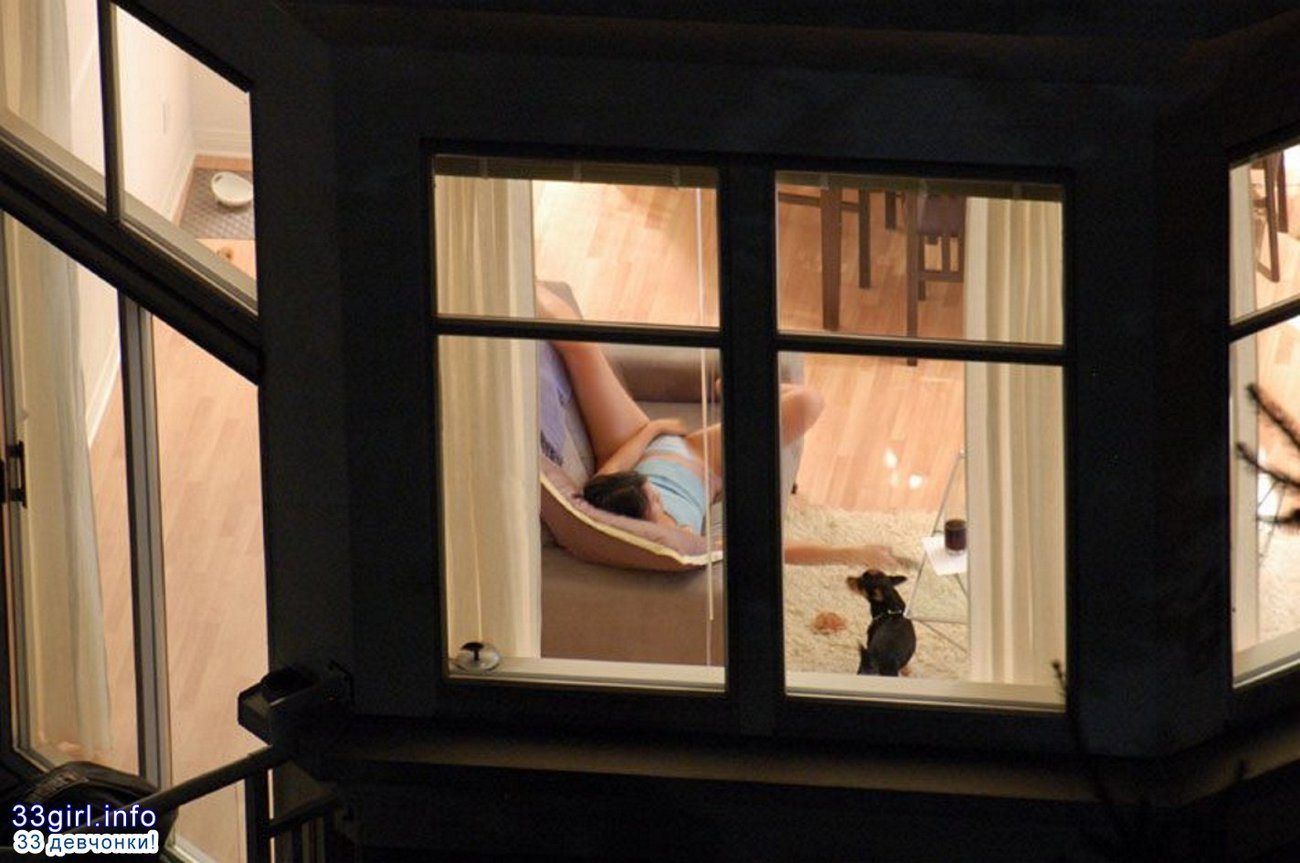голая женщина в окне фото фото 73