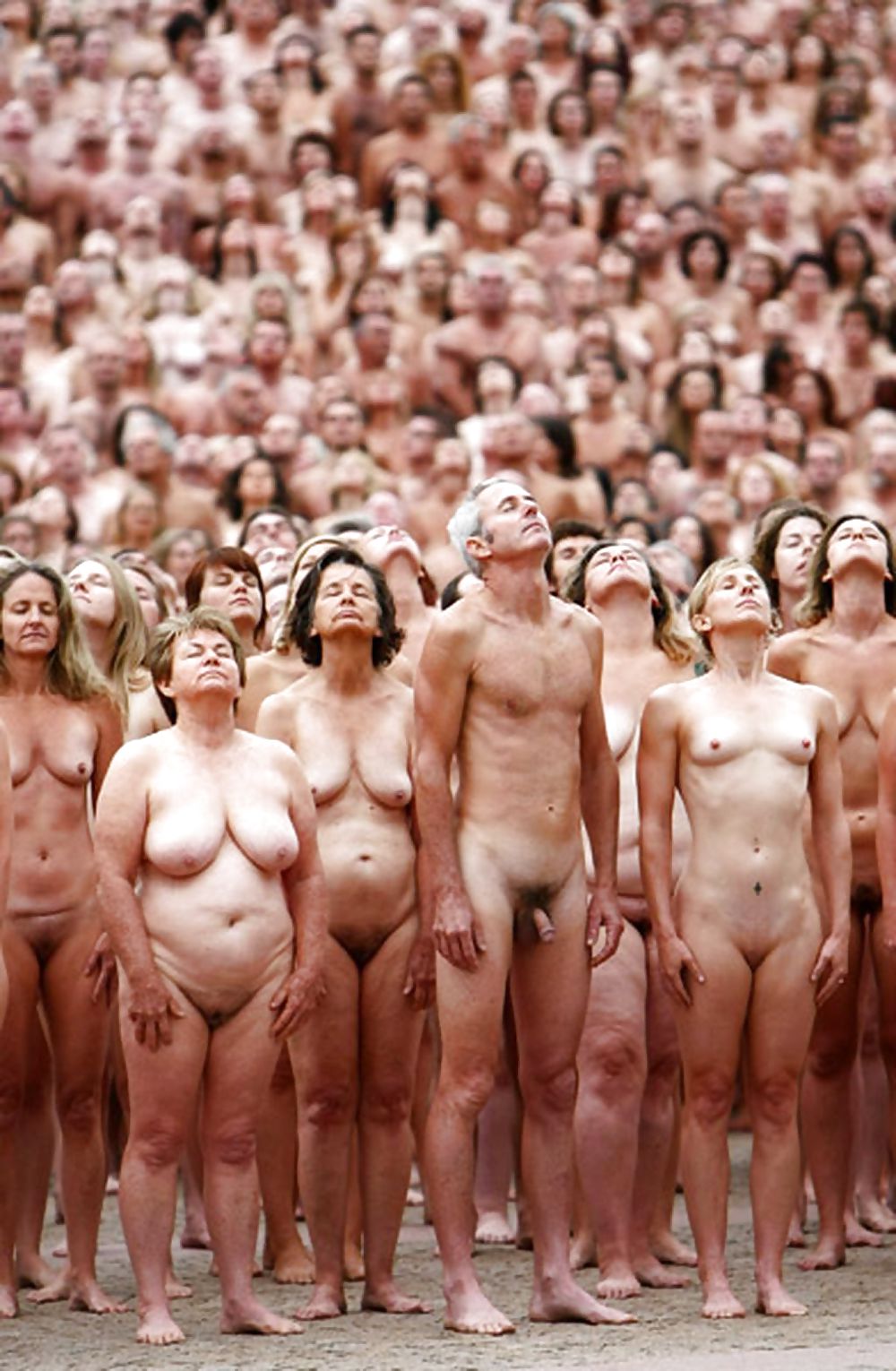 Миллиарды голых нудисток на площади 2021г (71 фото) .