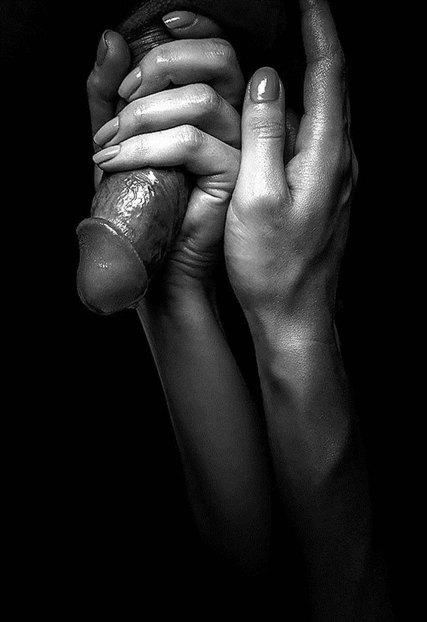 эротика рука в руке черно белое фото 8