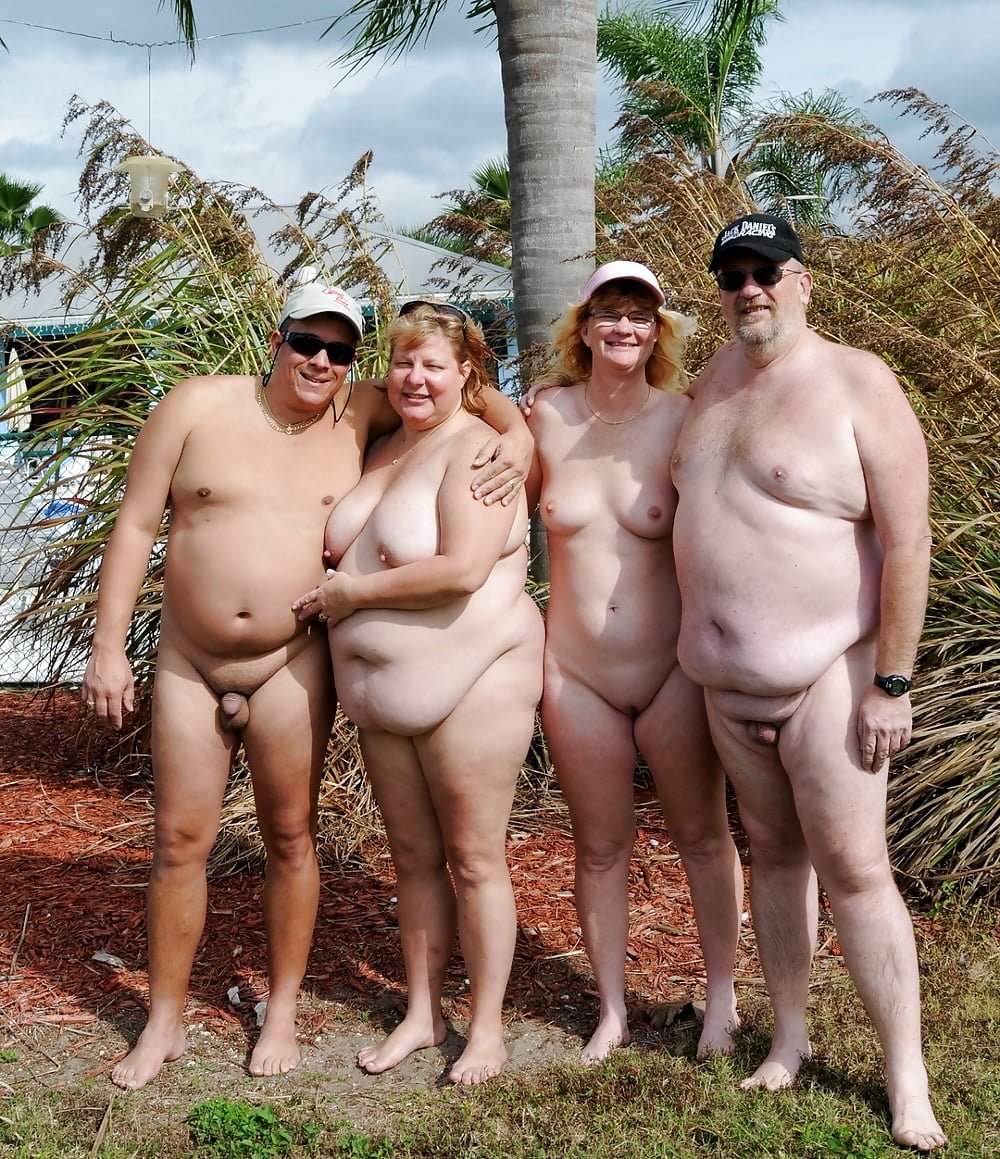 Много голых женщин и один мужик (39 фото)