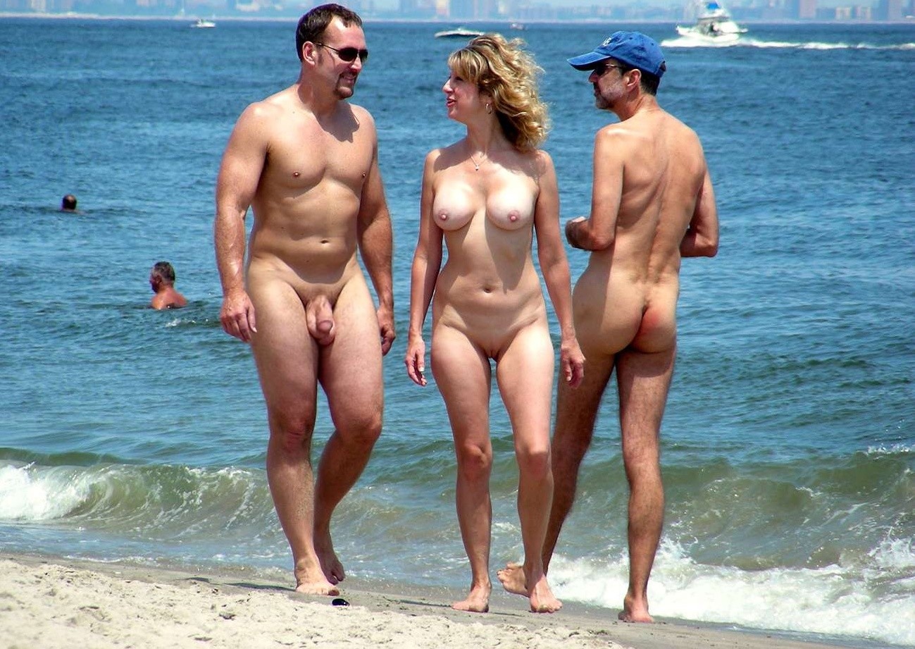 Голые мужики и женщины на пляже (61 фото) .
