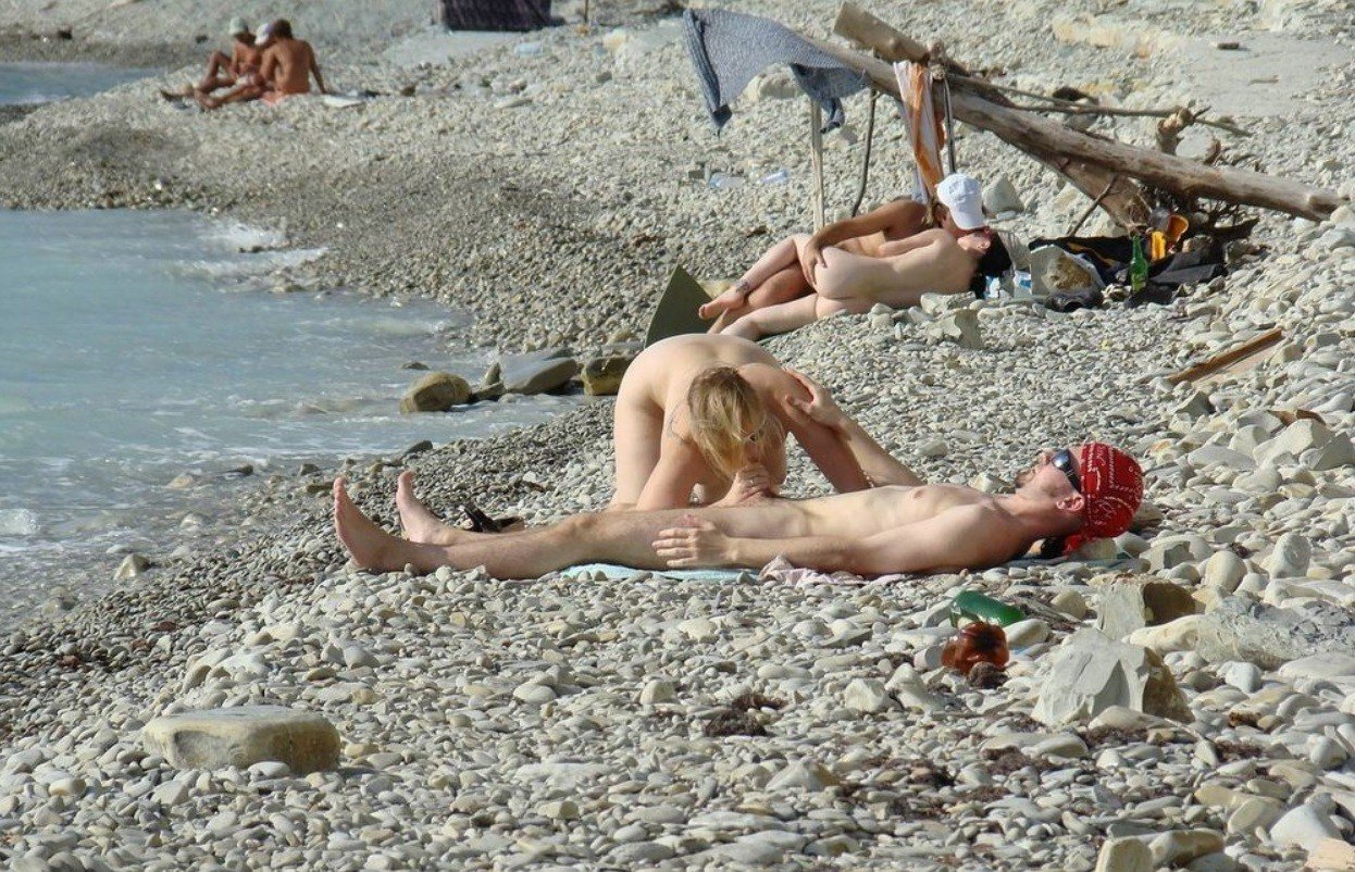 На пляже в сочи порно видео