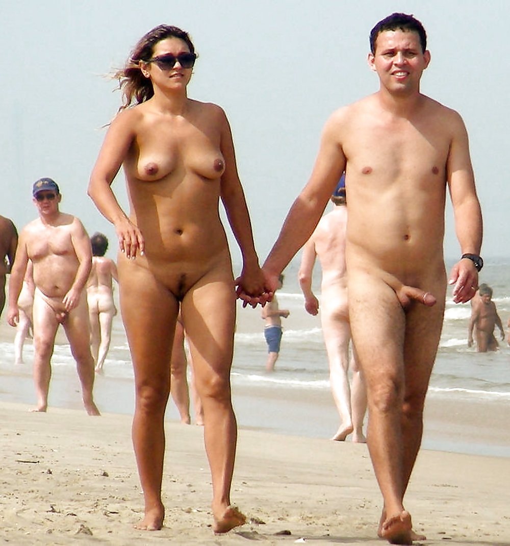 Женщины на пляже смотрят на голых мужиков (56 фото) .