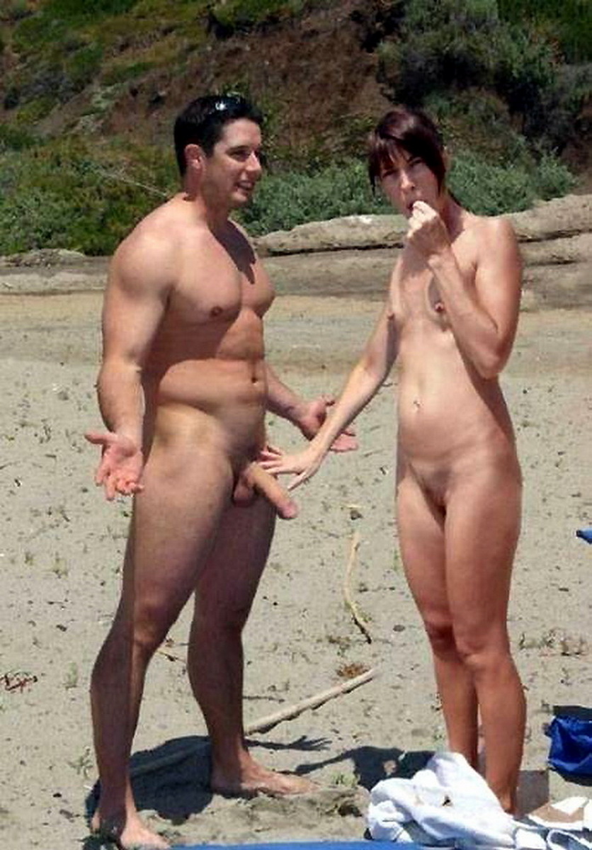 Женщины на пляже смотрят на голых мужиков (56 фото) .
