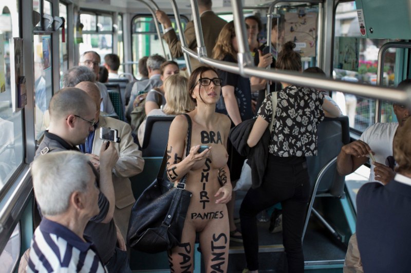 голые в общественном транспорте фото