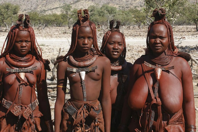 Голые племена с нашими туристами  (16 фото эротики)