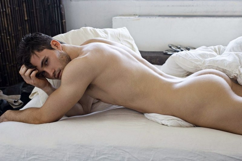 Красивые голые парни в постели фото