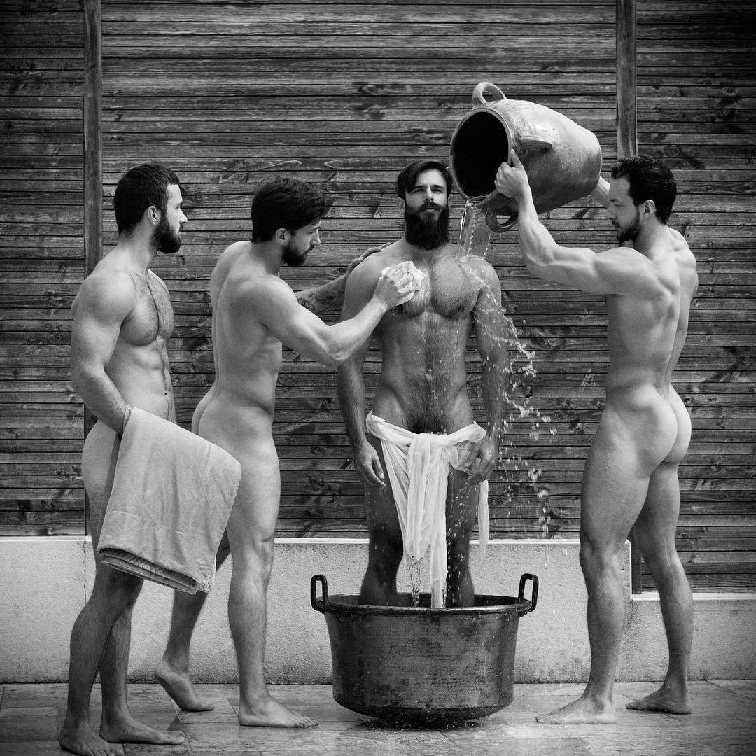 Голые мужчины одетые женщины в бане (58 фото) .