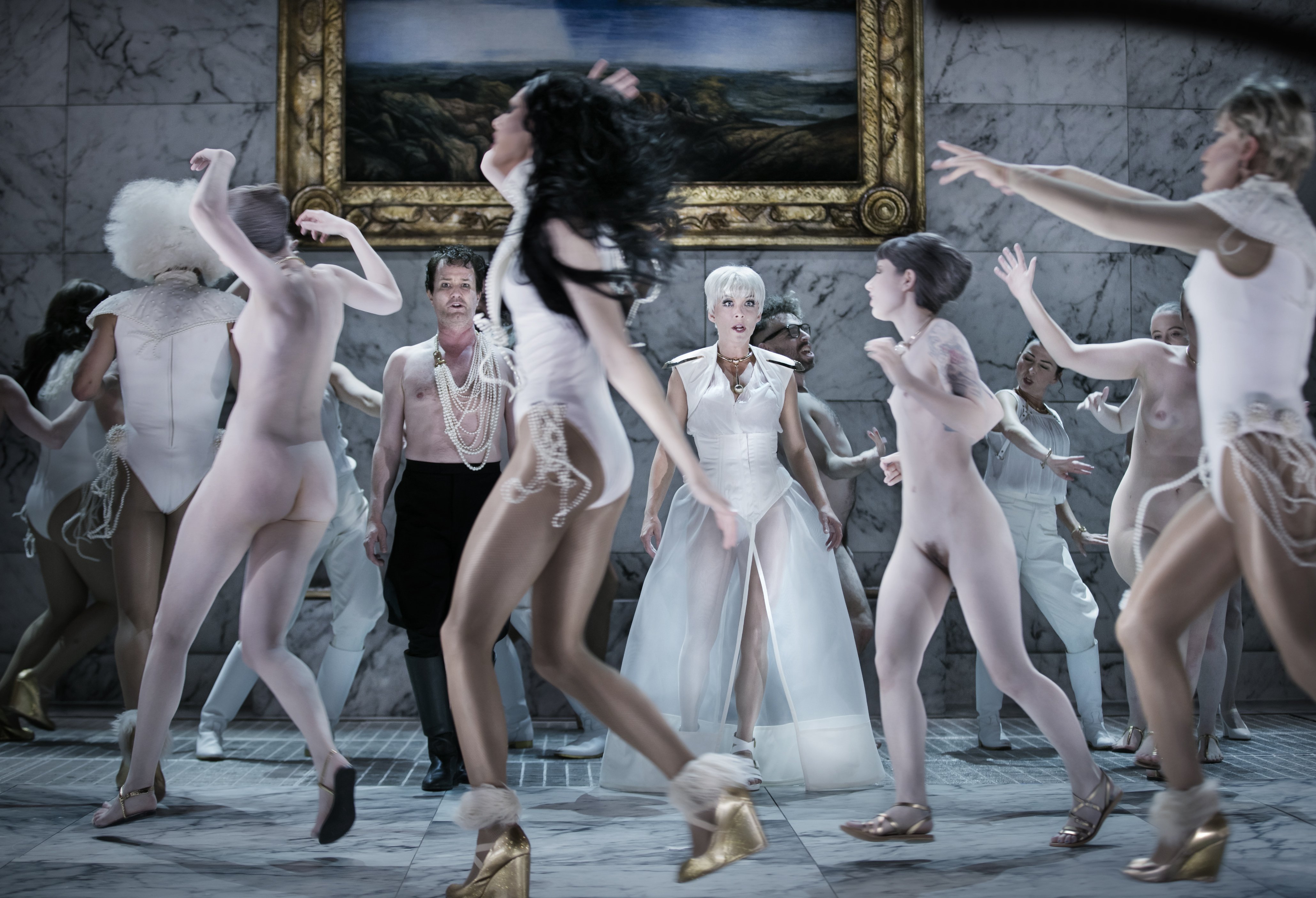 спектакль с голыми женщинами фото 36