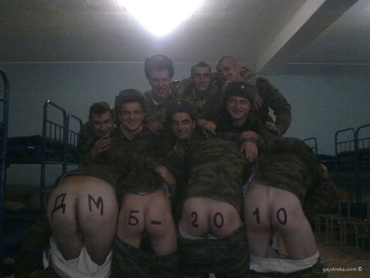 солдаты трахают проститутку в казарме фото 111