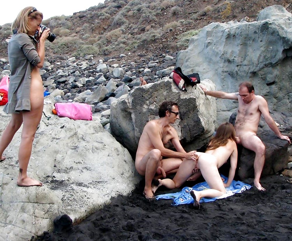 голыми с друзьями на пляже фото 71