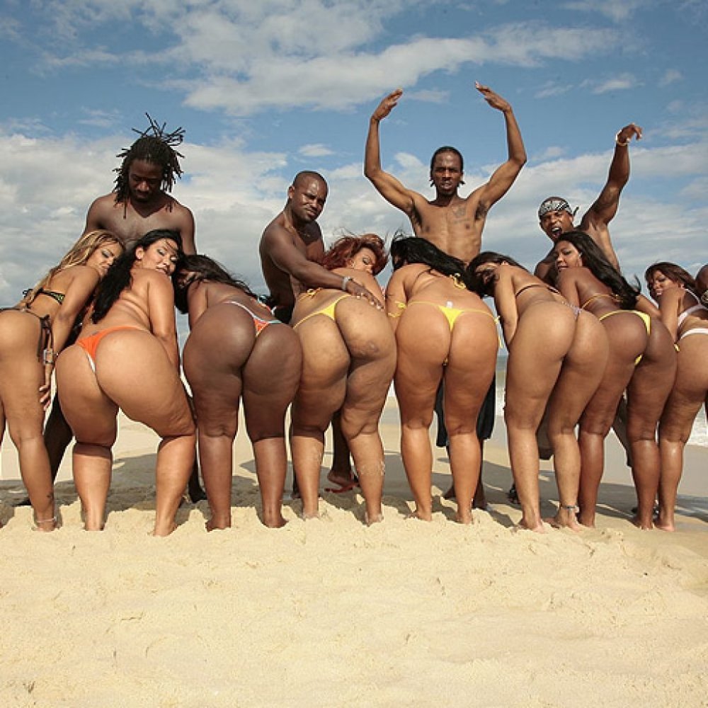 Бразильские подруги лесбиянки на пляже в стрингах с большими попами фото
