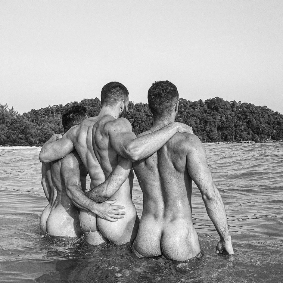 парни голые на реке фото 32