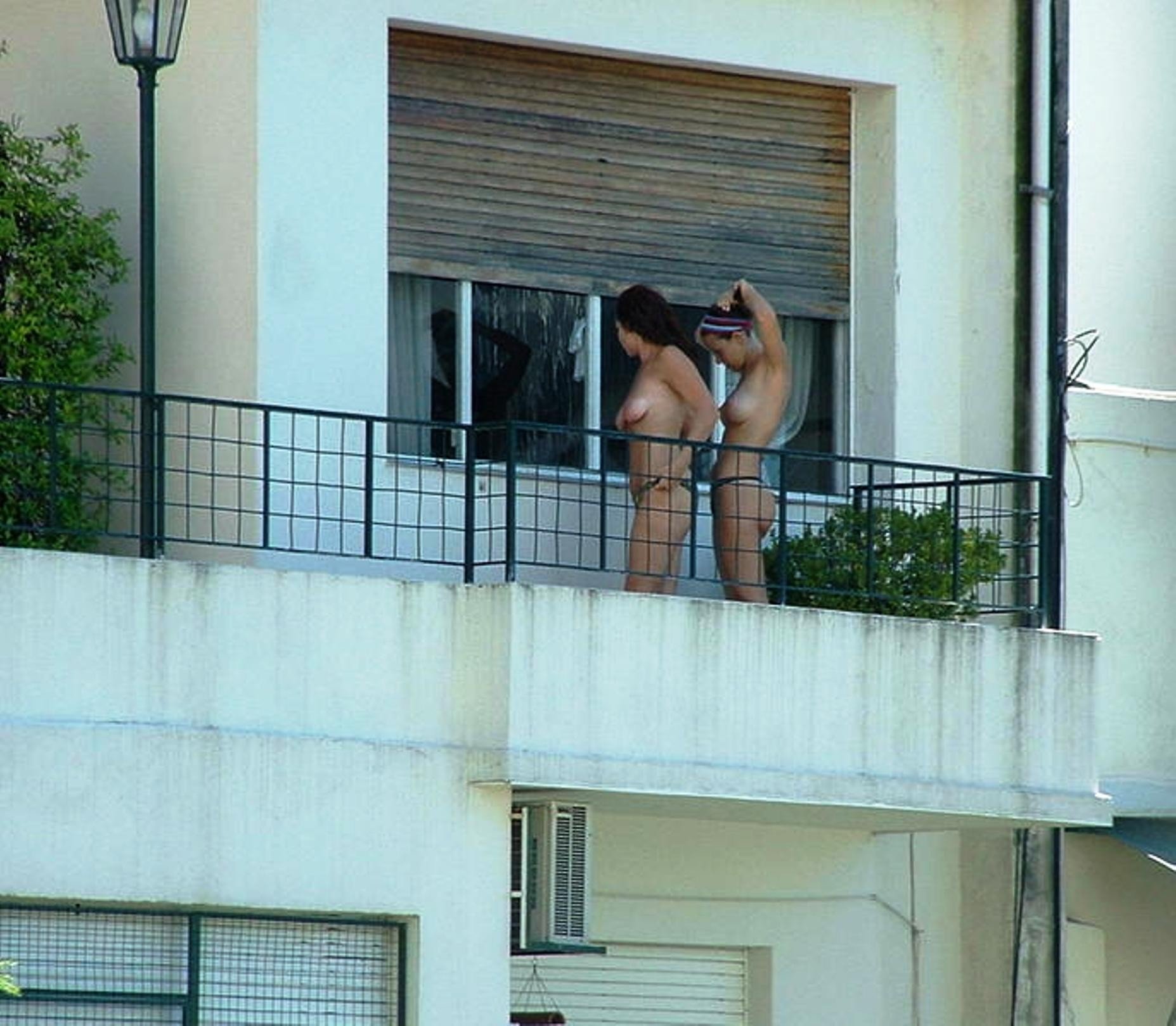 Засветы голых девушек на балконе (60 фото) порно и эротика goloe me. goloe....