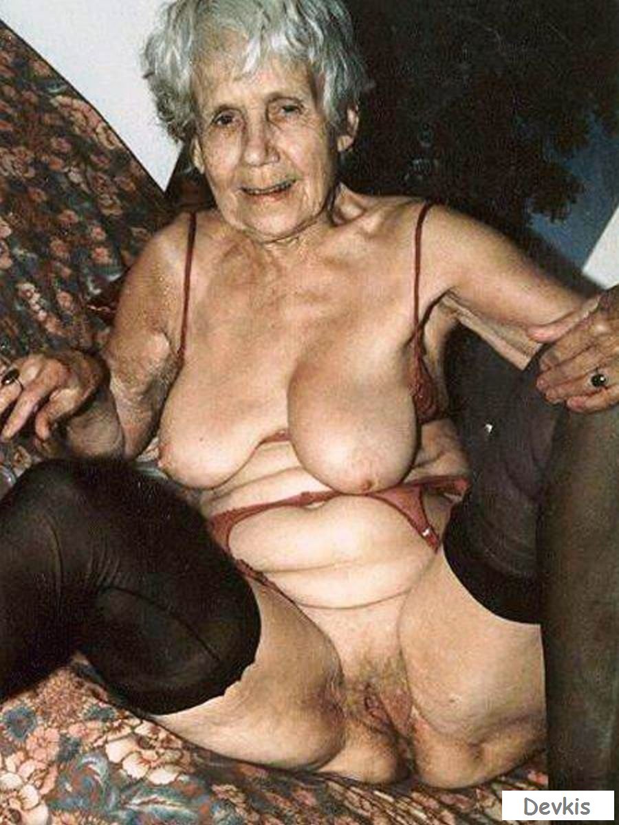 голая 80 летняя старушка