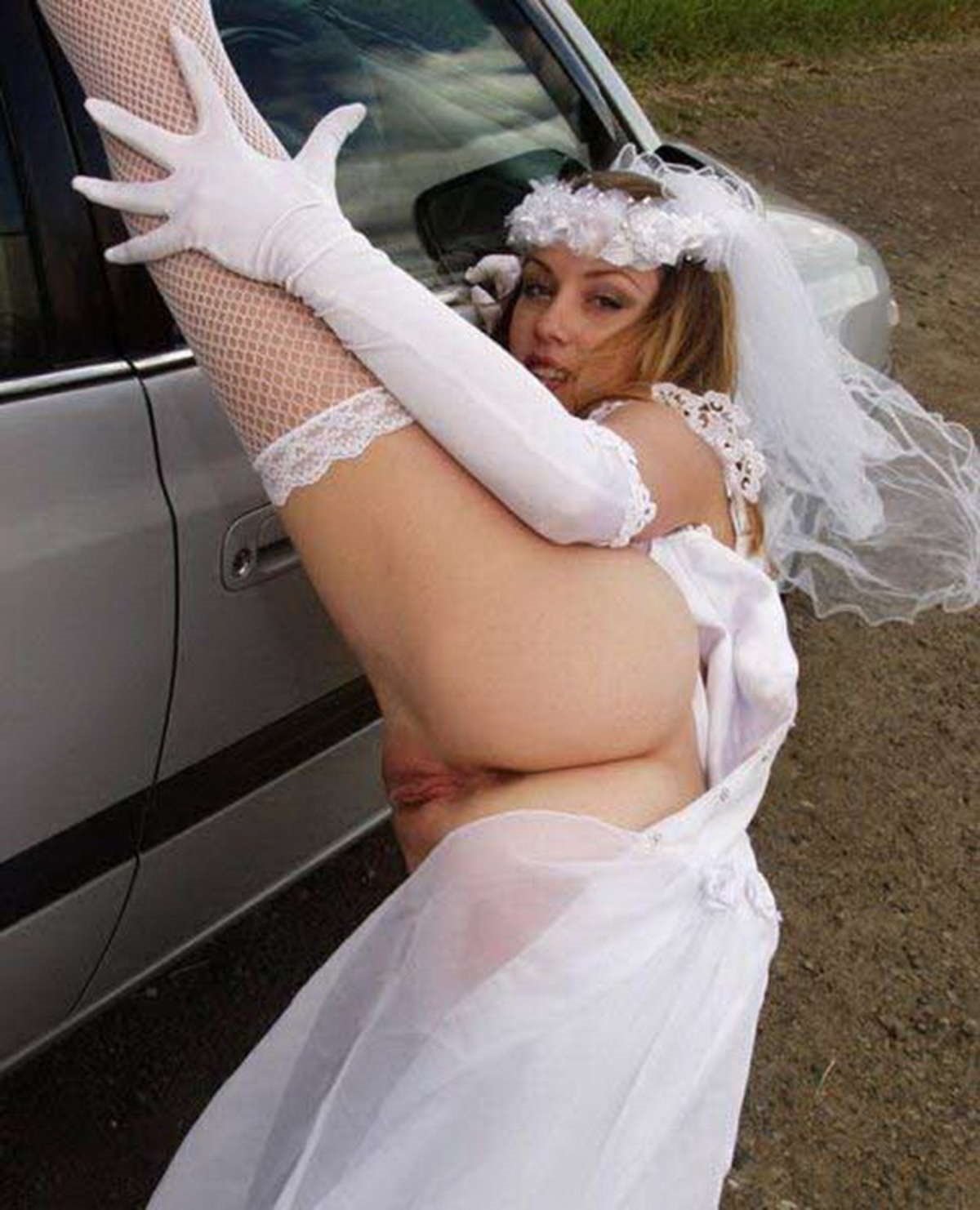 Пьяная подружка невесты позирует в парке без трусов фото